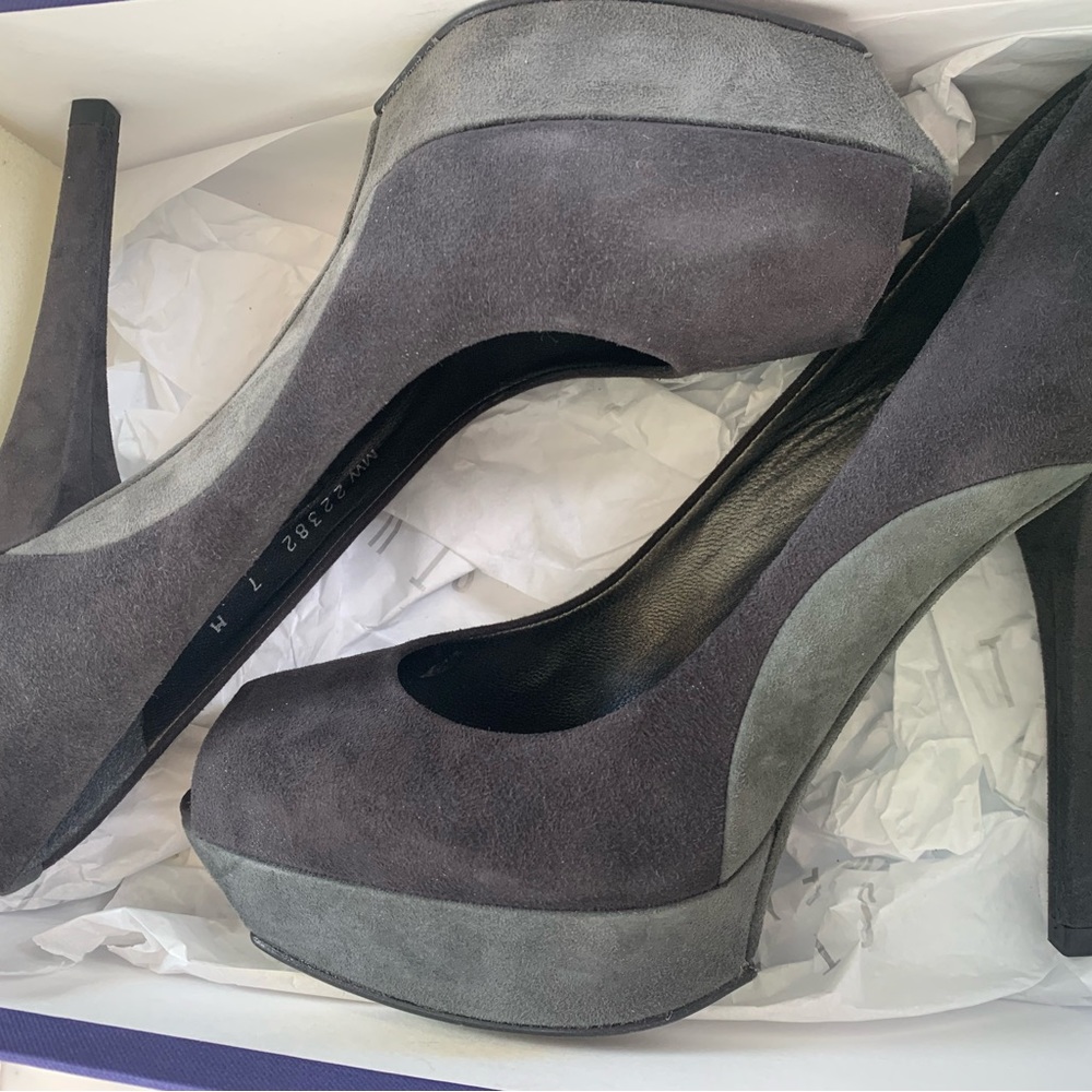 NIB STUART WEITZMAN ARCHER Gray Suede Heels Pumps Open Toe Size 7